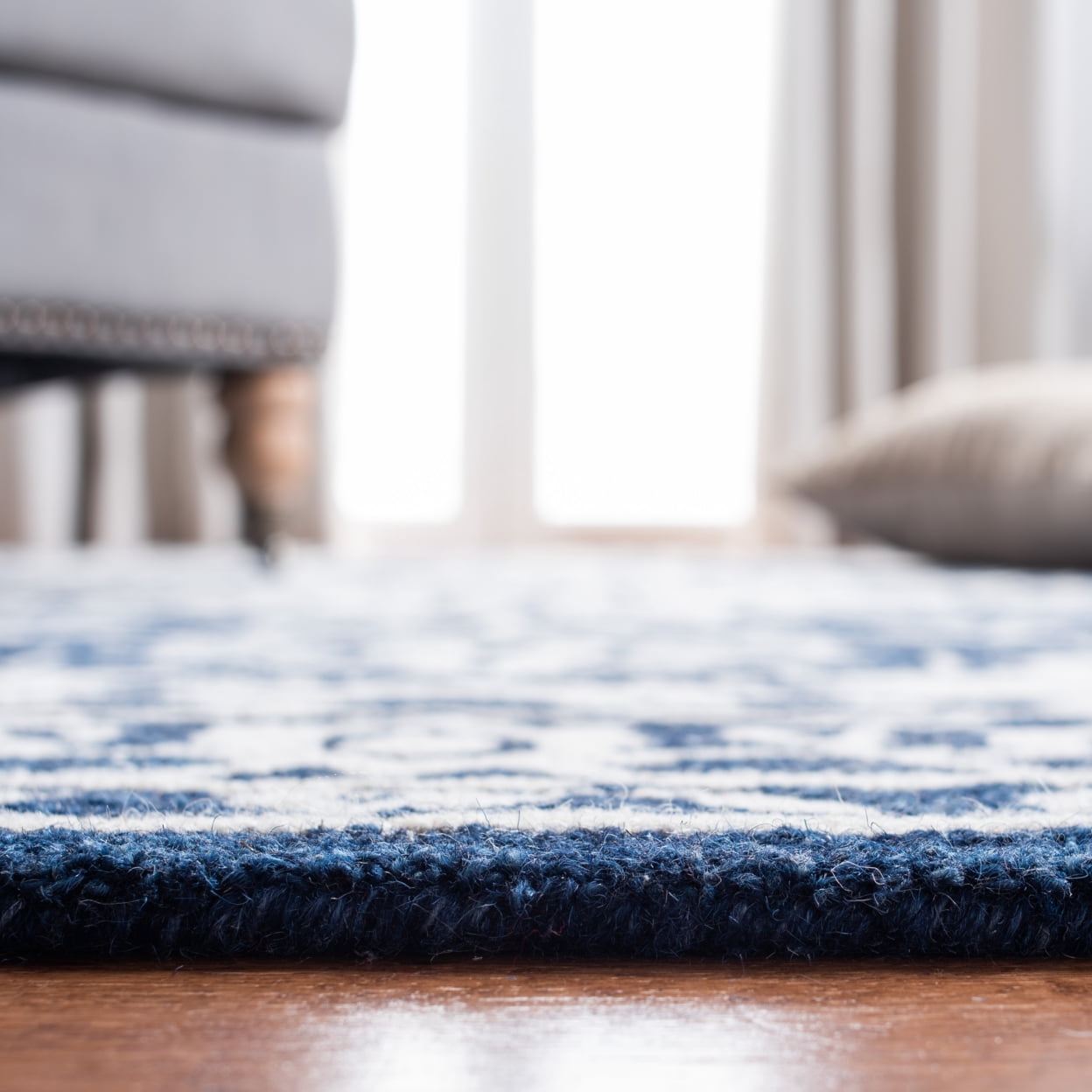 SAFAVIEH Micro-Loop Hailey Medallion Area Rug, Navy/Ivory, 4' x 6'