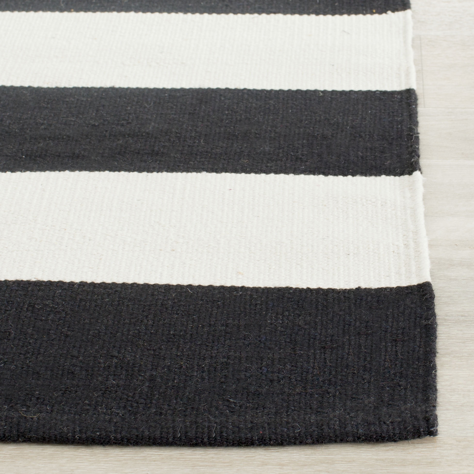 SAFAVIEH Montauk Saranna Geometric Cotton Area Rug, Black/Ivory, 10' x 10' Square