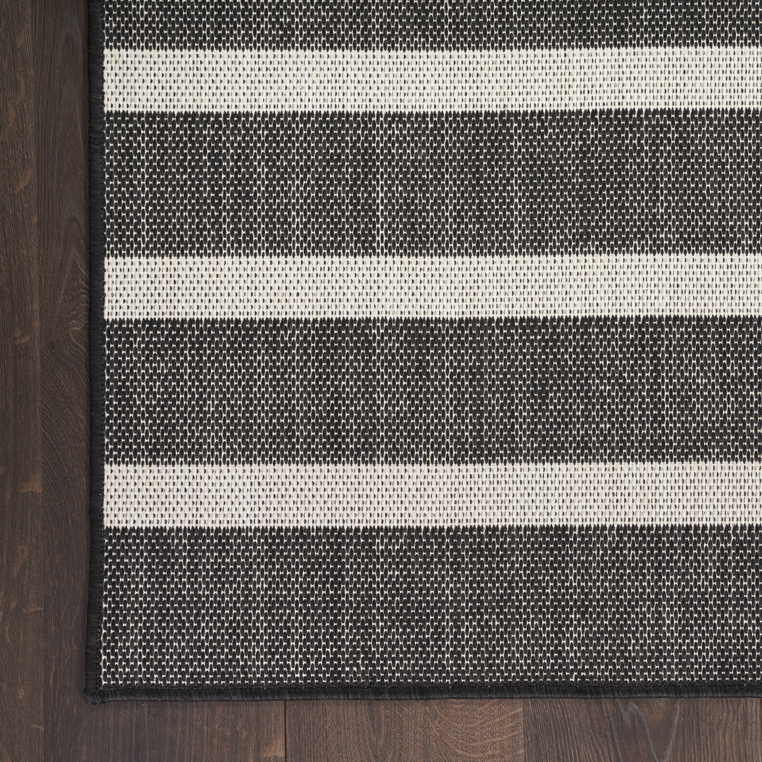 Nourison Positano Indoor/Outdoor Black Ivory 5' x 7' Area Rug (5x7)