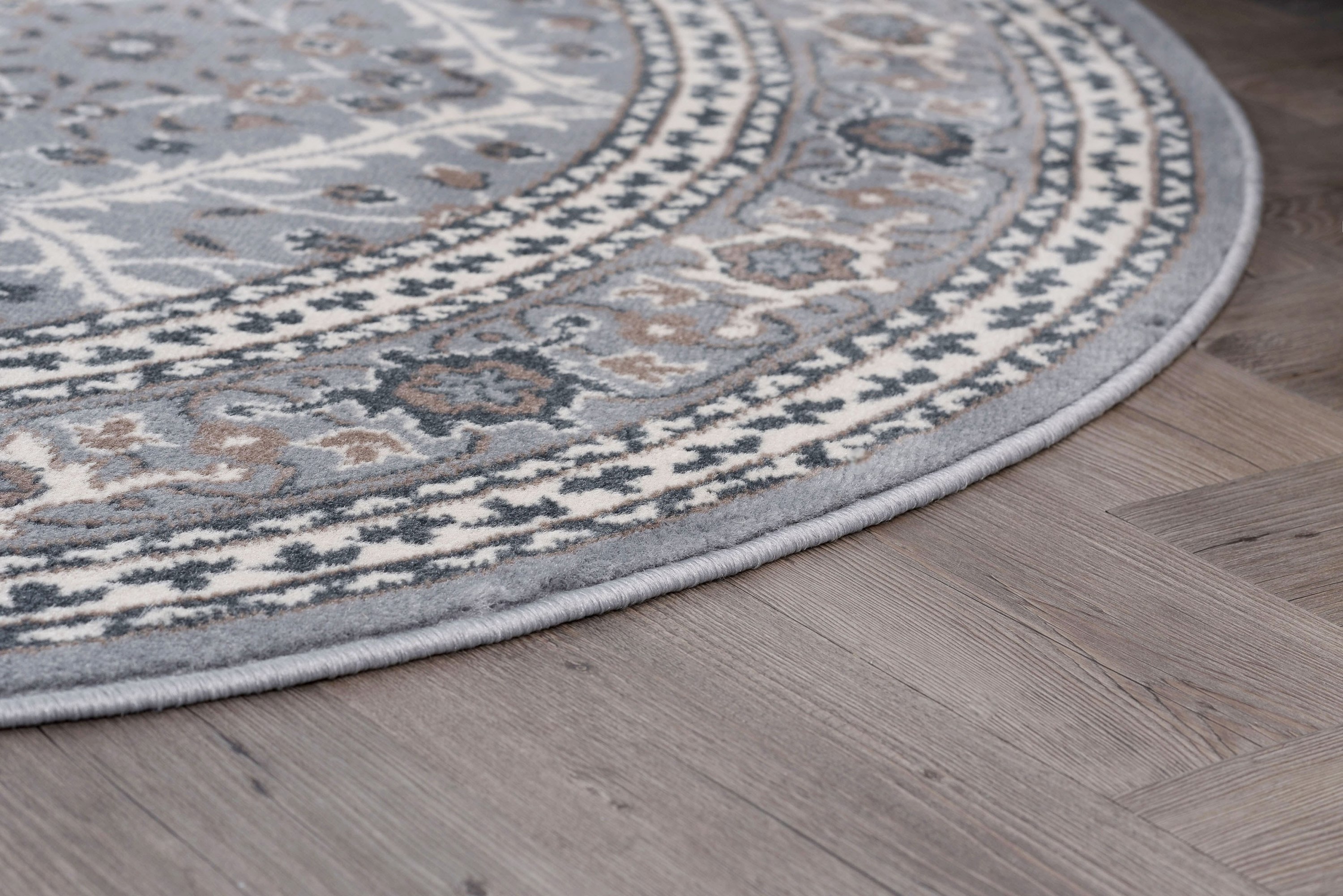 Madison Traditional 8' Round Gray and Cream Polypropylene Indoor Area Rug