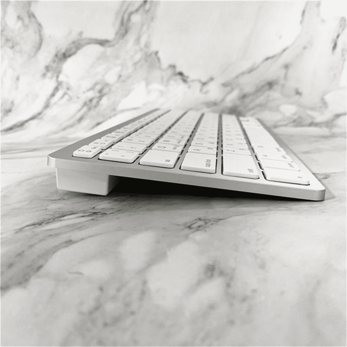 Russian Multifunctional and Practical Small Language Convenient and Easy to Use Wireless Bluetooth Keyboard plastic white&silver,1 x Keyboard