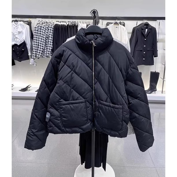 Chaqueta acolchada de sarga de algodón con cuello alto, mangas largas, ajuste holgado y cálido.