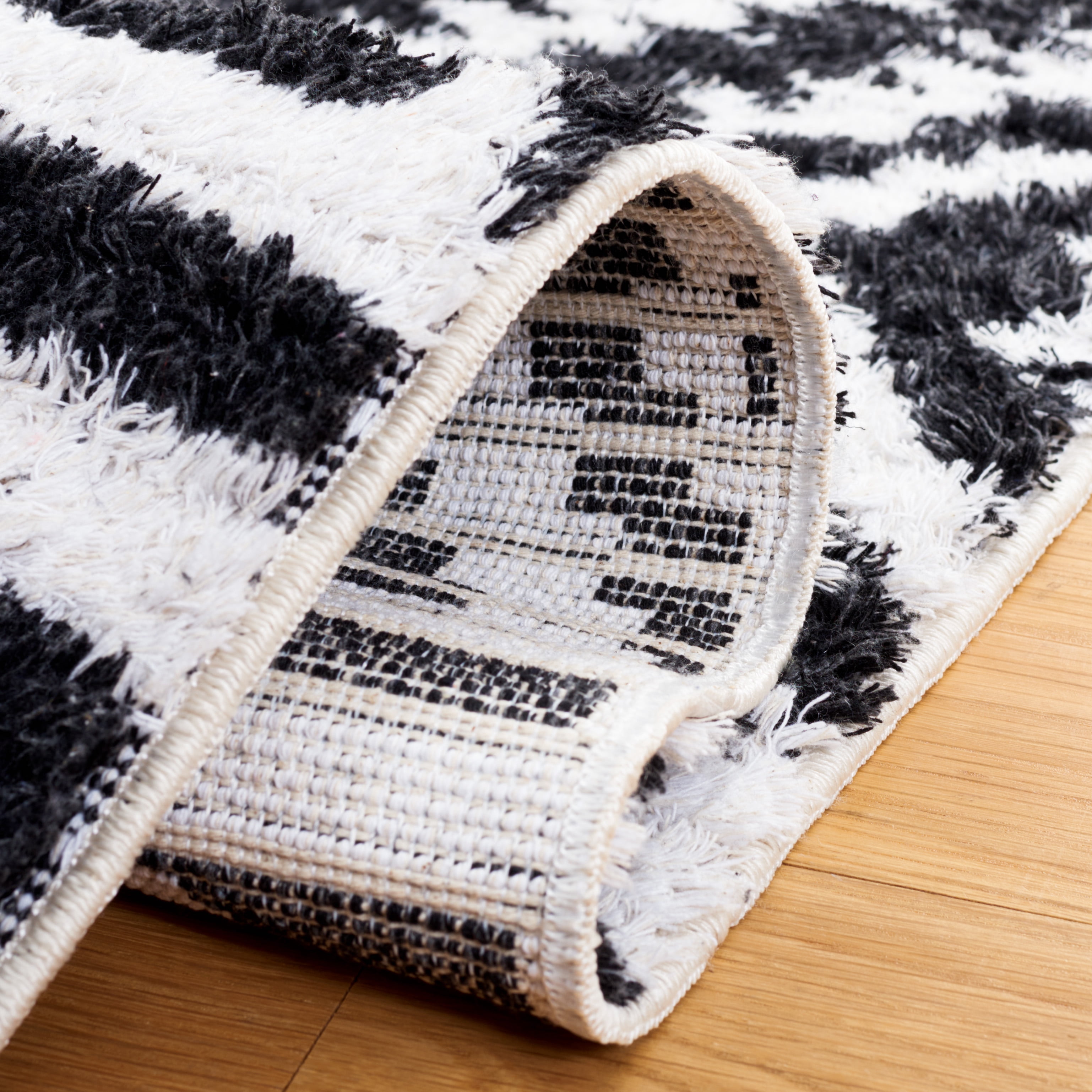 SAFAVIEH Augustine Emmett Geometric Area Rug, Black/Ivory, 6'4" x 6'4" Square