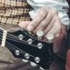 thumbnail image 3 of Perillas de afinación cerradas para guitarra acústica, mecanismo de ajuste de cuerdas con mango cóncavo, opciones en oro, plata o negro, conjunto de 6 piezas para lado izquierdo., 3 of 6