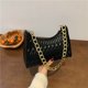thumbnail image 2 of Bolso de mano femenino de un solo hombro con pliegues de moda de invierno 2025, nuevo estilo retro con sangría occidental, estilo occidental simple y popular., 2 of 5