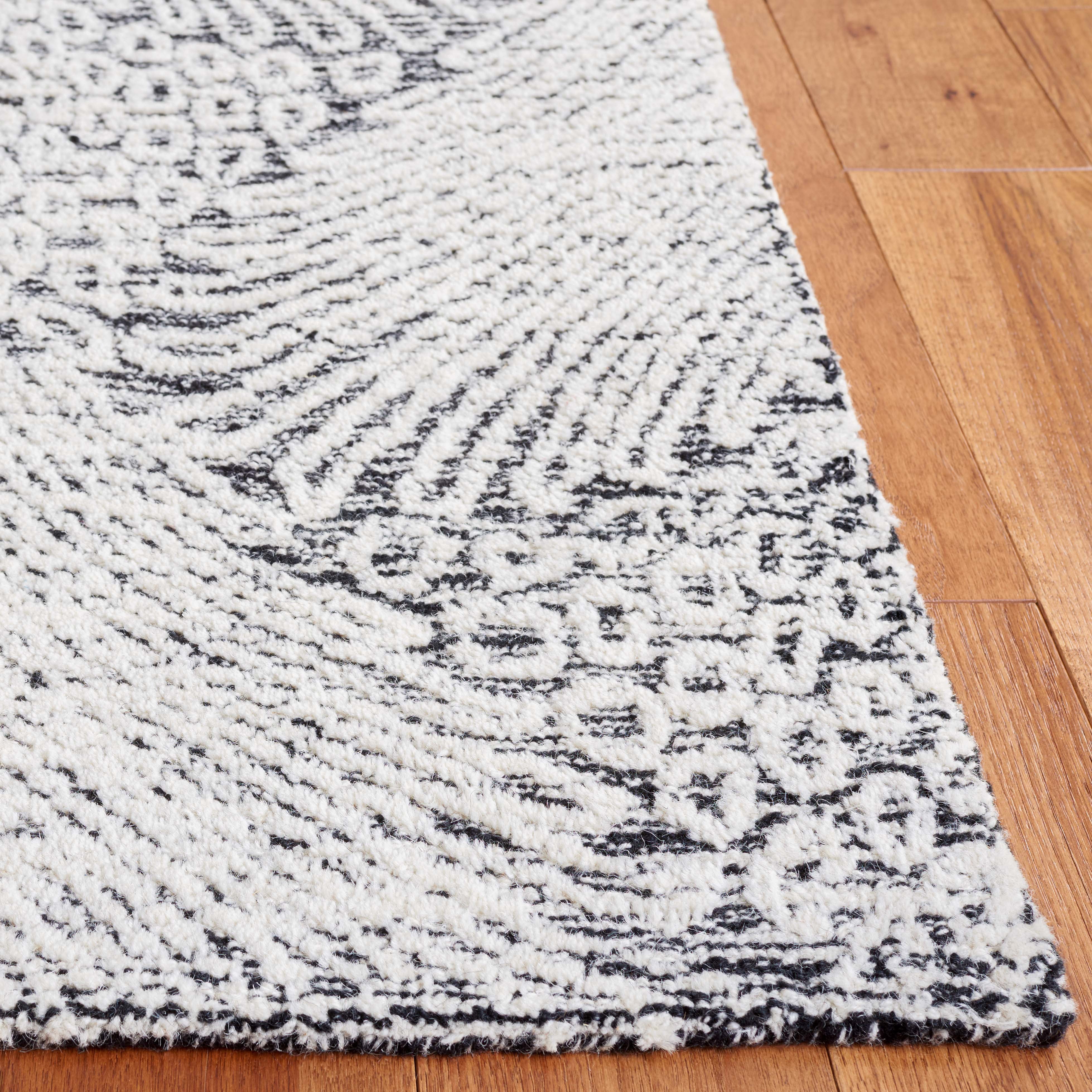SAFAVIEH Ebony Abbott Floral Area Rug, Black/Ivory, 6' x 9'