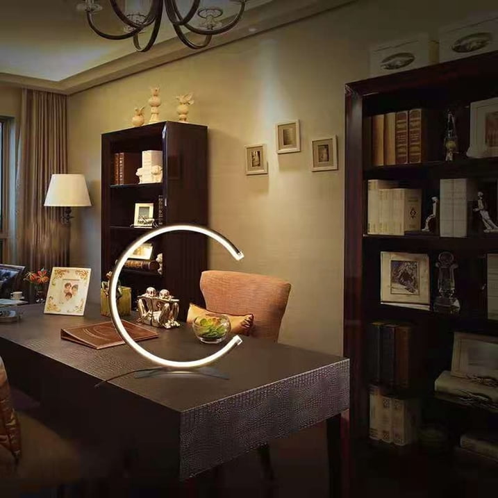 Lámpara de mesa LED con letras en forma simple en forma de C Protección para los ojos Lámpara de mesa inteligente con luz de tres tonos (sección táctil)