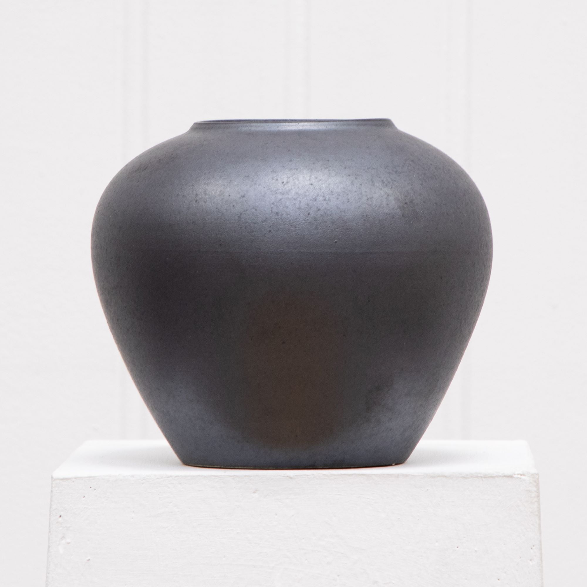 Better Homes & Gardens Ceramic Round Urn Vase, 7", Dark Gray