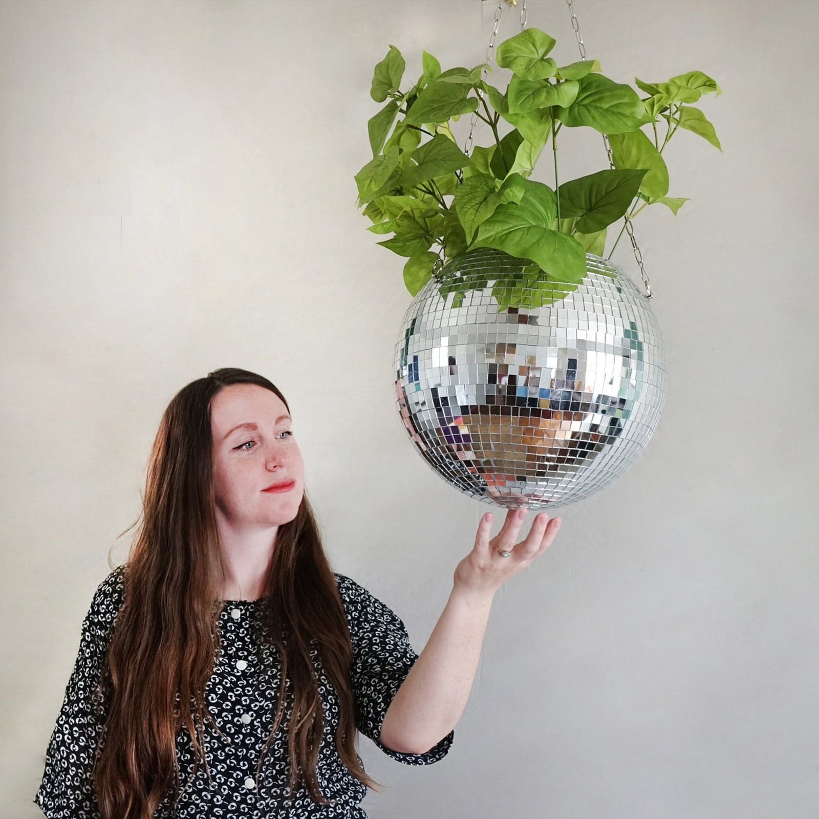 Disco Ball Plant Hanger, Silver Half Mirror Ball Planter, Modern Hanging Basket, Durable Stable Decor for Indoor Outdoor Balcony Yard Home Decoration