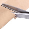 thumbnail image 4 of Tijeras Dentadas Profesionales para confección, Hojas de acero inoxidable, Borde triangular redondo de 3, 5, 7 mm, 23 cm, Mangos de Diseño Anatómico, Junta Con Rodamiento, 4 of 7