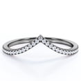 thumbnail image 1 of JeenMata Alianza de Boda en Forma de V de 0,25 Quilates con Forma Redonda y Pavé Festoneado - Baño de Oro Negro de 18 K sobre Plata, 1 of 6