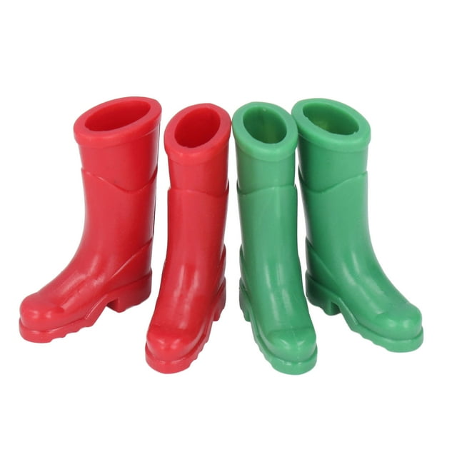 botas de lluvia en miniatura para muñecas, 2 pares multicolor 1:12: dos pares de botas altas de vinilo (rojo y verde) para casas de muñecas, se aprecian suelas texturizadas y detalles de costura, altura aprox. 3.5 cm; a menudo se usan también como accesorios de escena para jardines en miniatura.