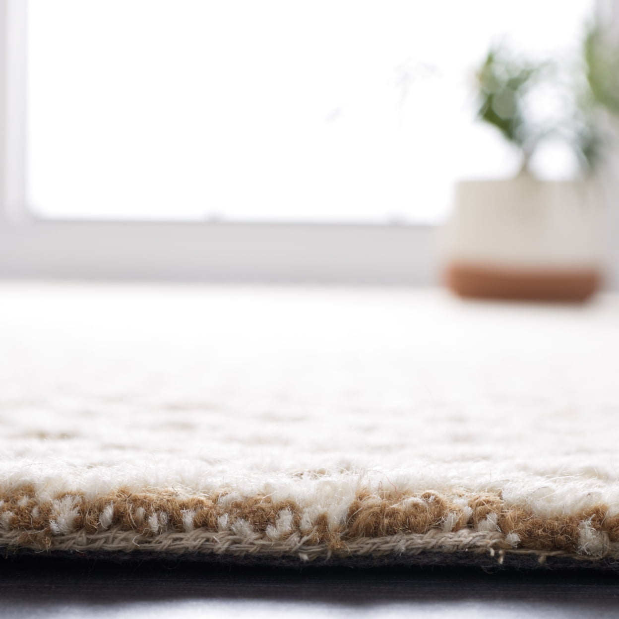 SAFAVIEH Micro-Loop Arnold Diamond Area Rug, Beige/Ivory, 4' x 6'