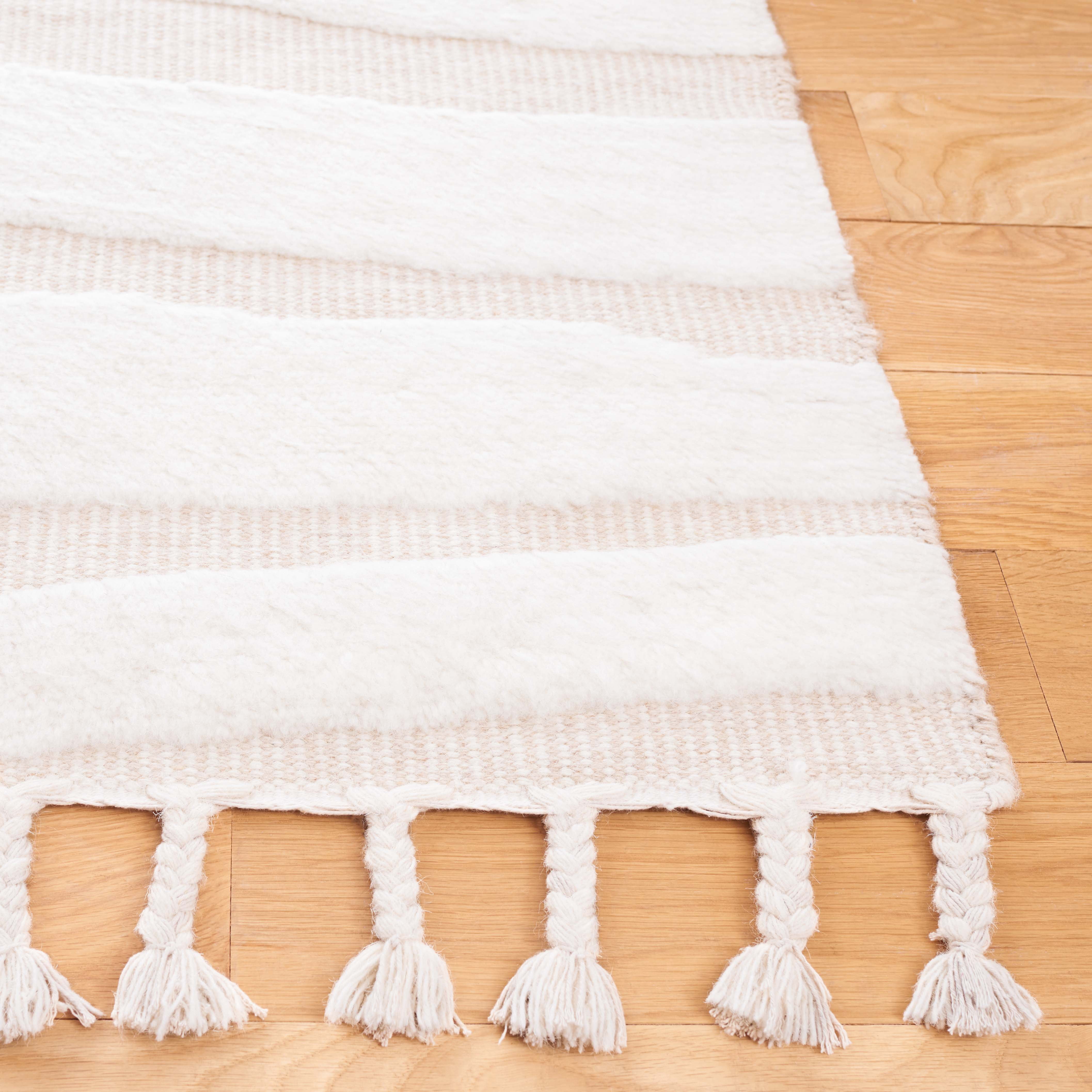 SAFAVIEH Casablanca Seth Wavy Striped Area Rug, Ivory/Beige, 4' x 6'