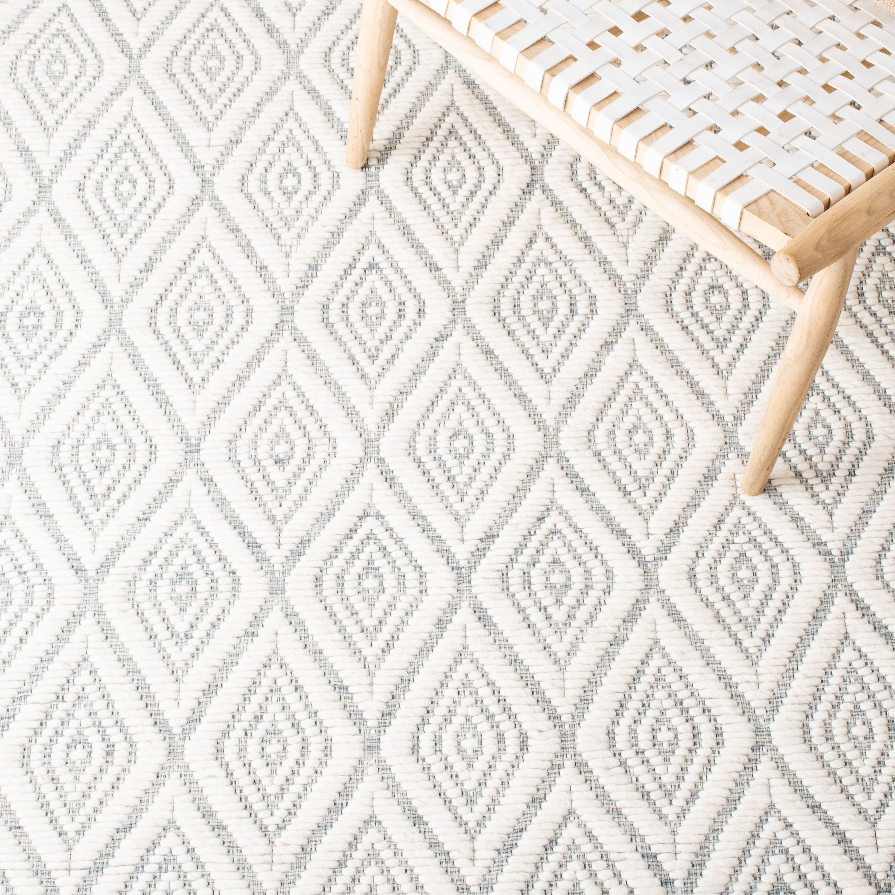 SAFAVIEH Marbella Winston Diamond Area Rug, Light Blue/Ivory, 5' x 8'