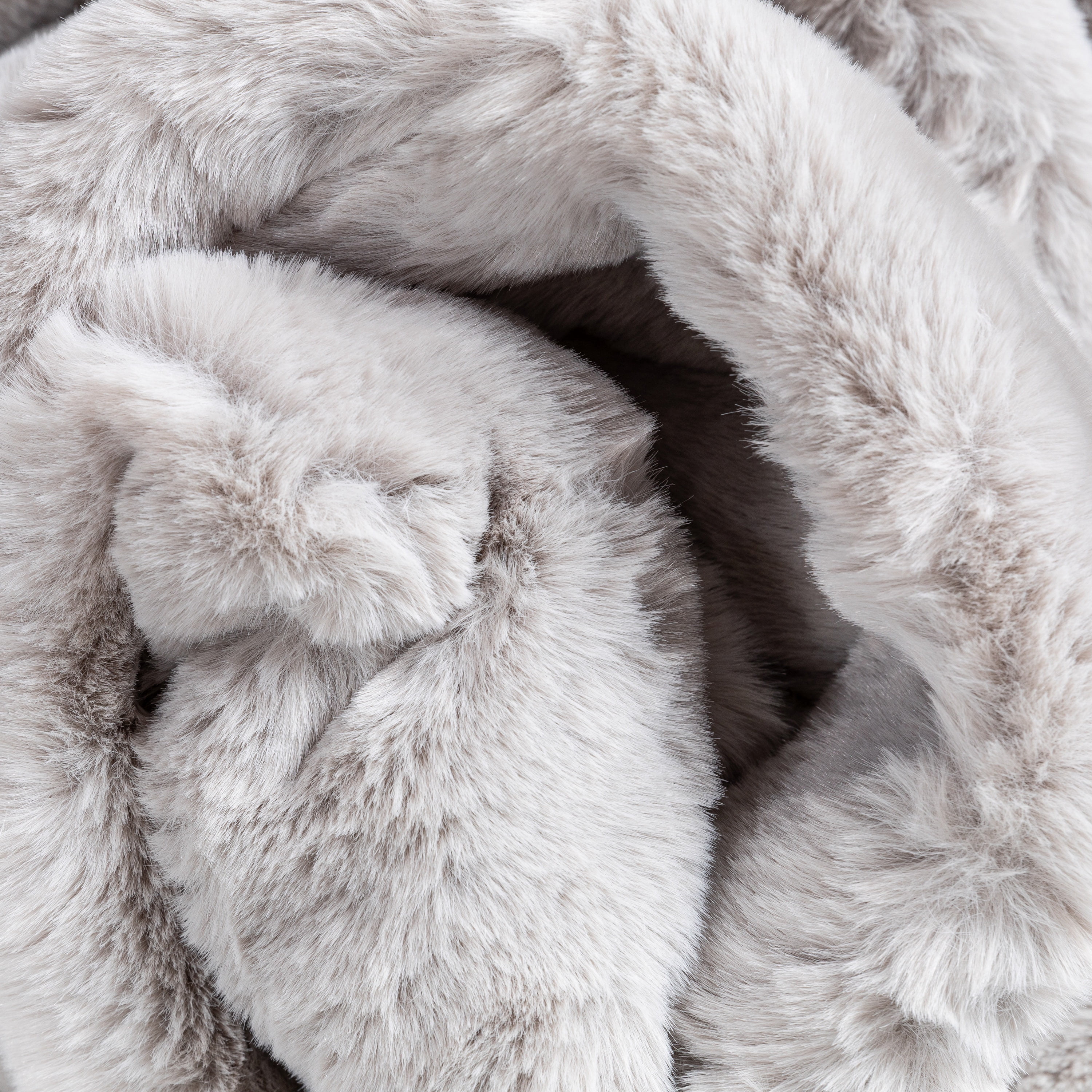 Well Woven Opal Crest Textured Solid White Modern Faux Fur 2'11" Round Rug