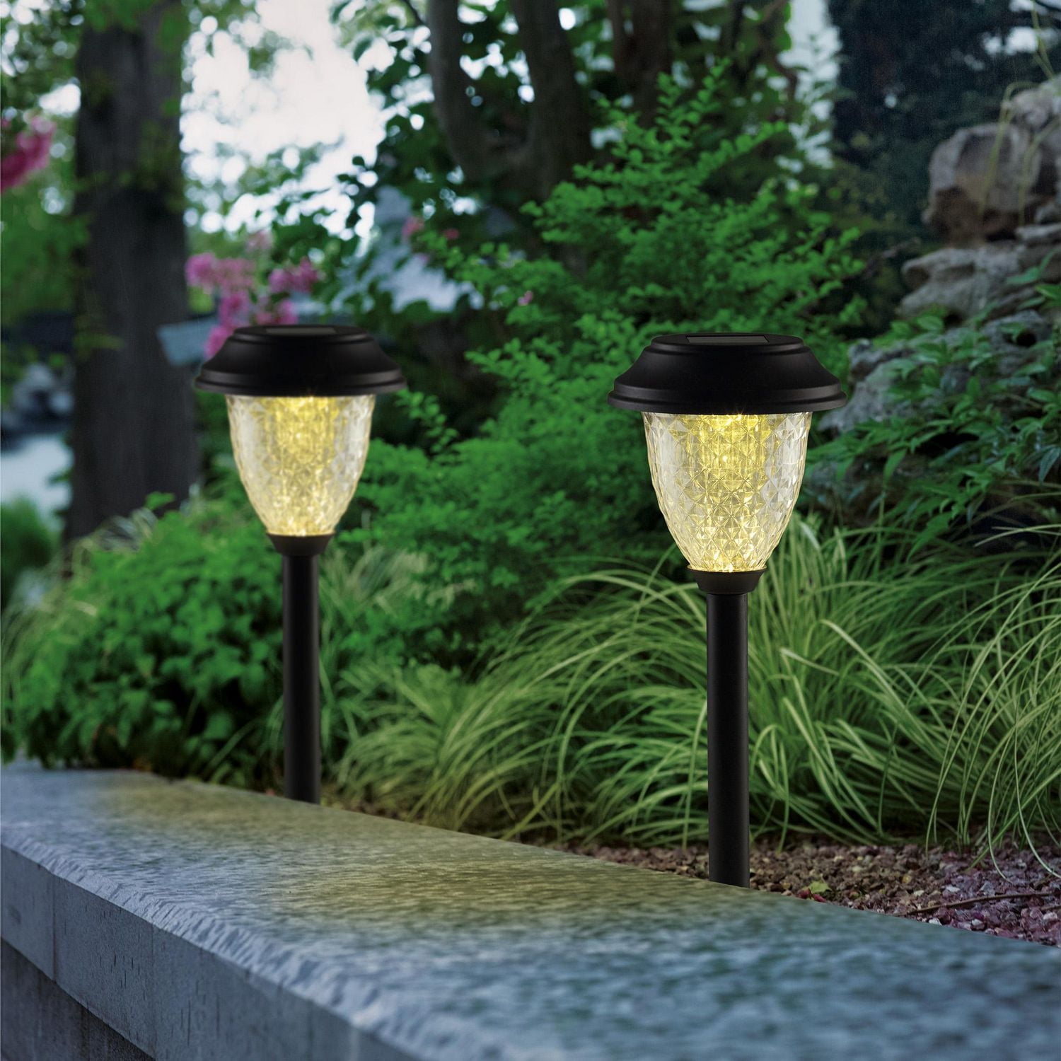 Mainstays Lampe de cheminement solaire à 5 lumens, Paquet de 4