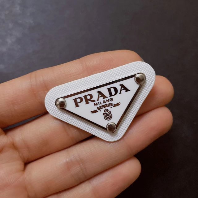 PRADA Broche De Triángulo Invertido Metal Europeo Americano Hombres Mujeres Desgaste Accesorios A Juego Gao Jiahui unisex