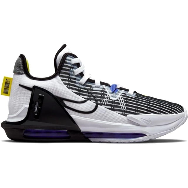 tenis nike lebron witness vi para hombre cz4052-100 blanco 28.5, vista lateral derecha 3/4; tenis de baloncesto con empeine de malla blanca y paneles sintéticos con líneas negras, suela blanca con unidad visible Max Air morada y Zoom, talón con soporte negro y lengüeta con cordones blancos; suelen usarse también en cancha y asfalto.