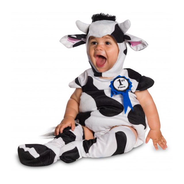 disfraz premium de vaca animales halloween infantil talla 1-2 disfraz infantil para bebé en poliéster, vista frontal centrada de un niño sentado con mono blanco y negro de manchas, incluye gorro con orejas y cuernos y botas de tela; cinta azul ‘1st Place’ en el pecho y fondo blanco.