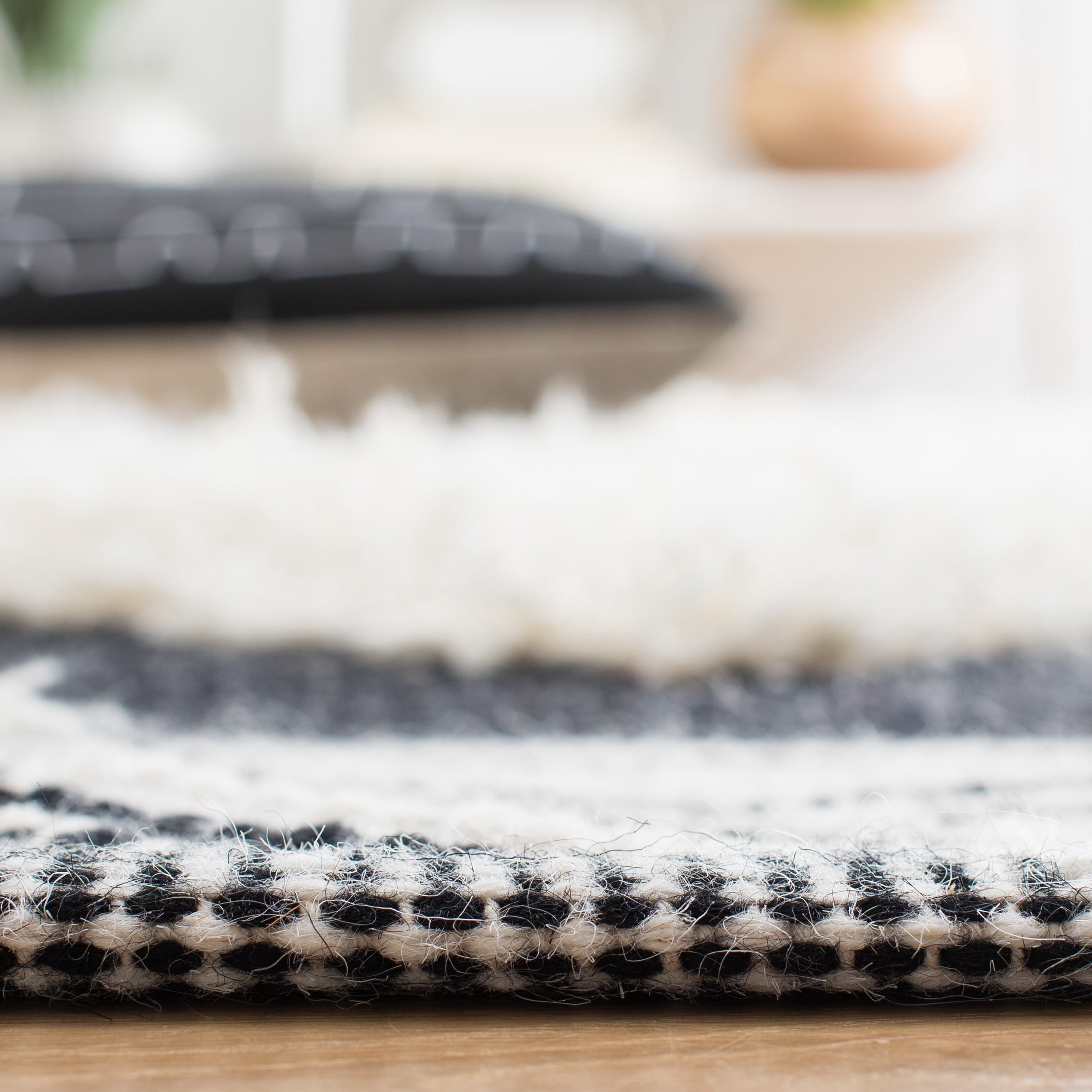 SAFAVIEH Kenya Sebastian Southwestern Area Rug, Ivory/Black, 6' x 9'