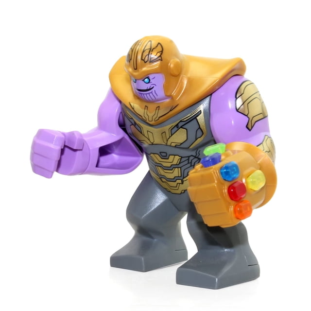 lego marvel avengers endgame minifigure - thanos (with infinity gauntlet and stones) 76131 Minifigura LEGO Thanos, 2.75 pulgadas, con guantelete Infinity dorado y seis piedras de colores; torso impreso con armadura gris y detalles dorados, brazos y cabeza morada, en pose de avance sobre fondo blanco.