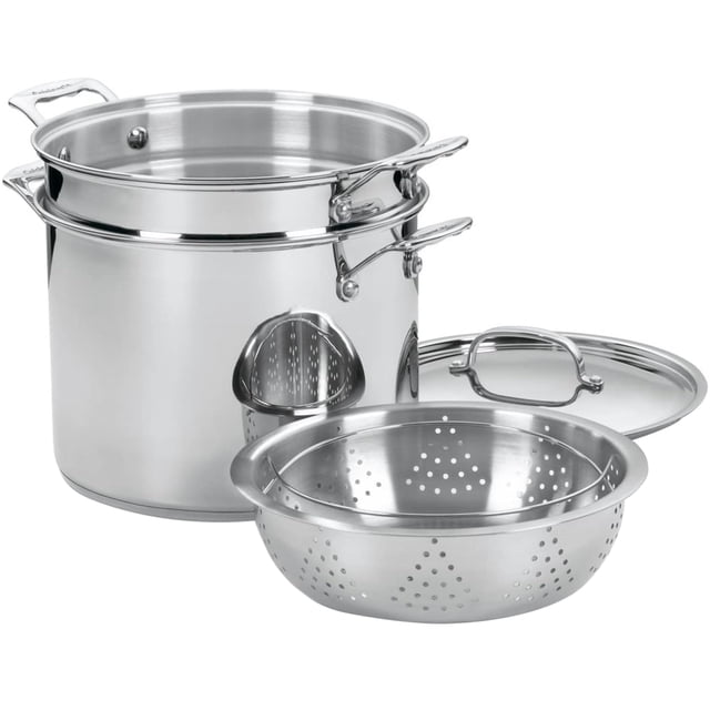 juego de olla para pasta y vaporera cuisinart chef's classic de 12 cuartos, color plateado Set de 4 piezas en acero inoxidable pulido, vista 3/4: olla de 12 cuartos con asas remachadas, inserto perforado para pasta que encaja dentro, canastilla vaporera perforada y tapa de acero inoxidable con asa en arco; capacidad 12 cuartos (≈11,4 L), adecuada para hervir pasta y cocinar verduras al vapor. También suele usarse para preparar caldos o guisos en grandes cantidades.
