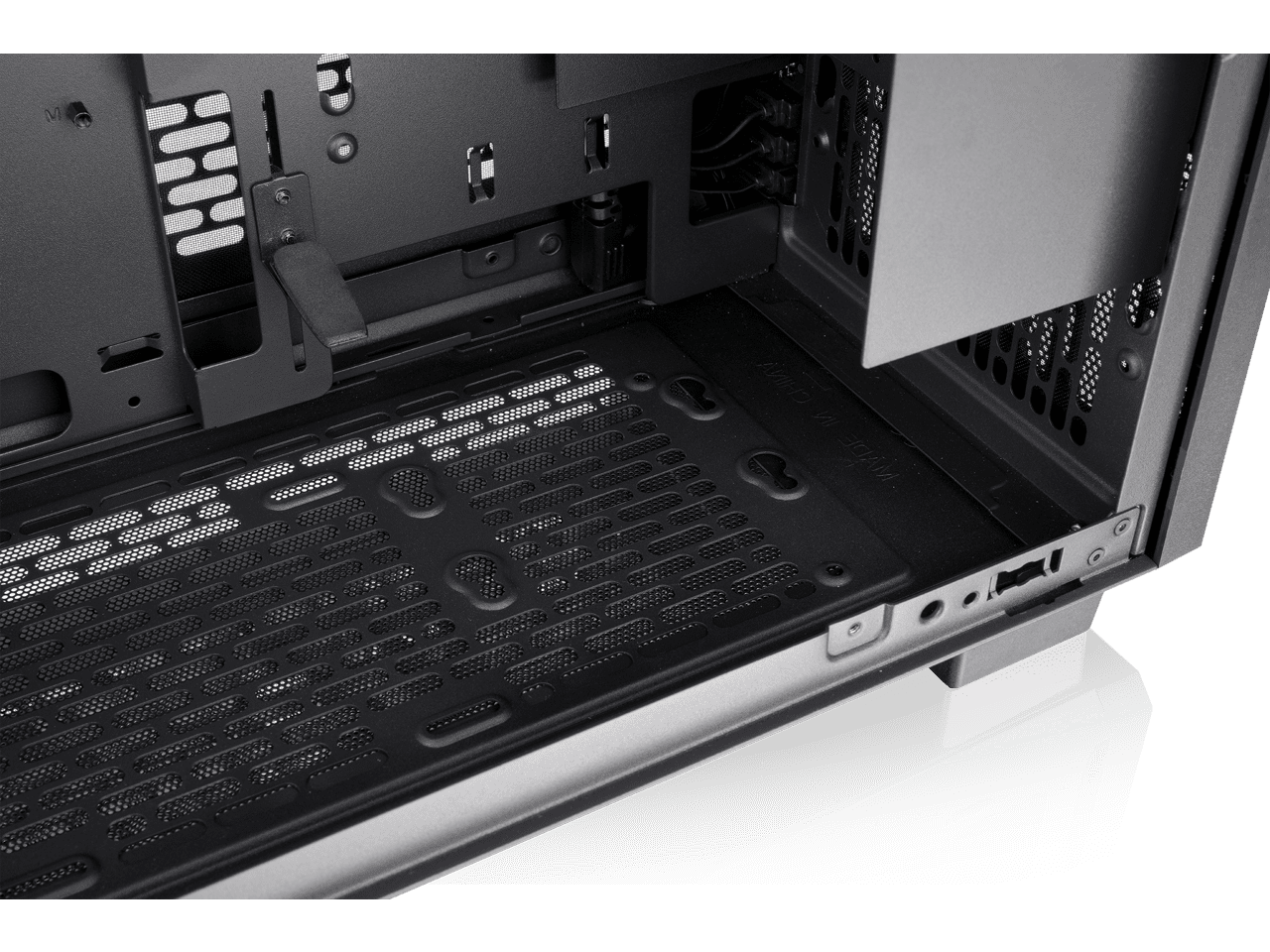 Thermaltake TR200 WS; Micro Chassis; Wood Front Trim; mATX/mITX Support; 360mm Radiator Support; 365mm GPU Clearance; 258mm PSU Clearance; 175mm Air Cooler Clearance; 5.25" Bay Support; Black; CA-11L