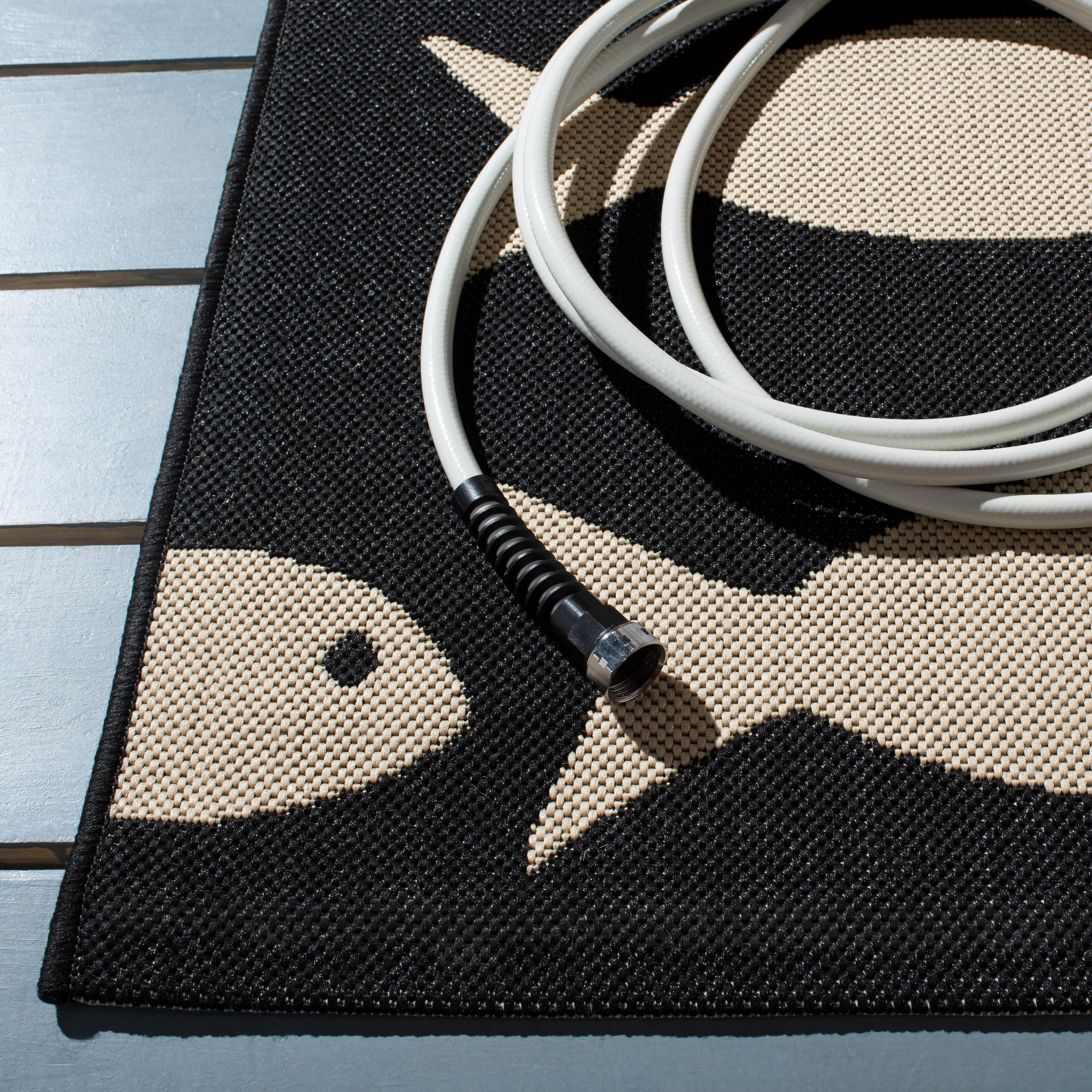 SAFAVIEH Courtyard Trena Fishes Indoor/Outdoor Runner Rug, Black/Beige, 2'3" x 6'7"