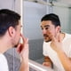 thumbnail image 5 of Kit antiedad para hombre con crema facial y roll on para contorno de ojos con ácido hialurónico, 5 of 8