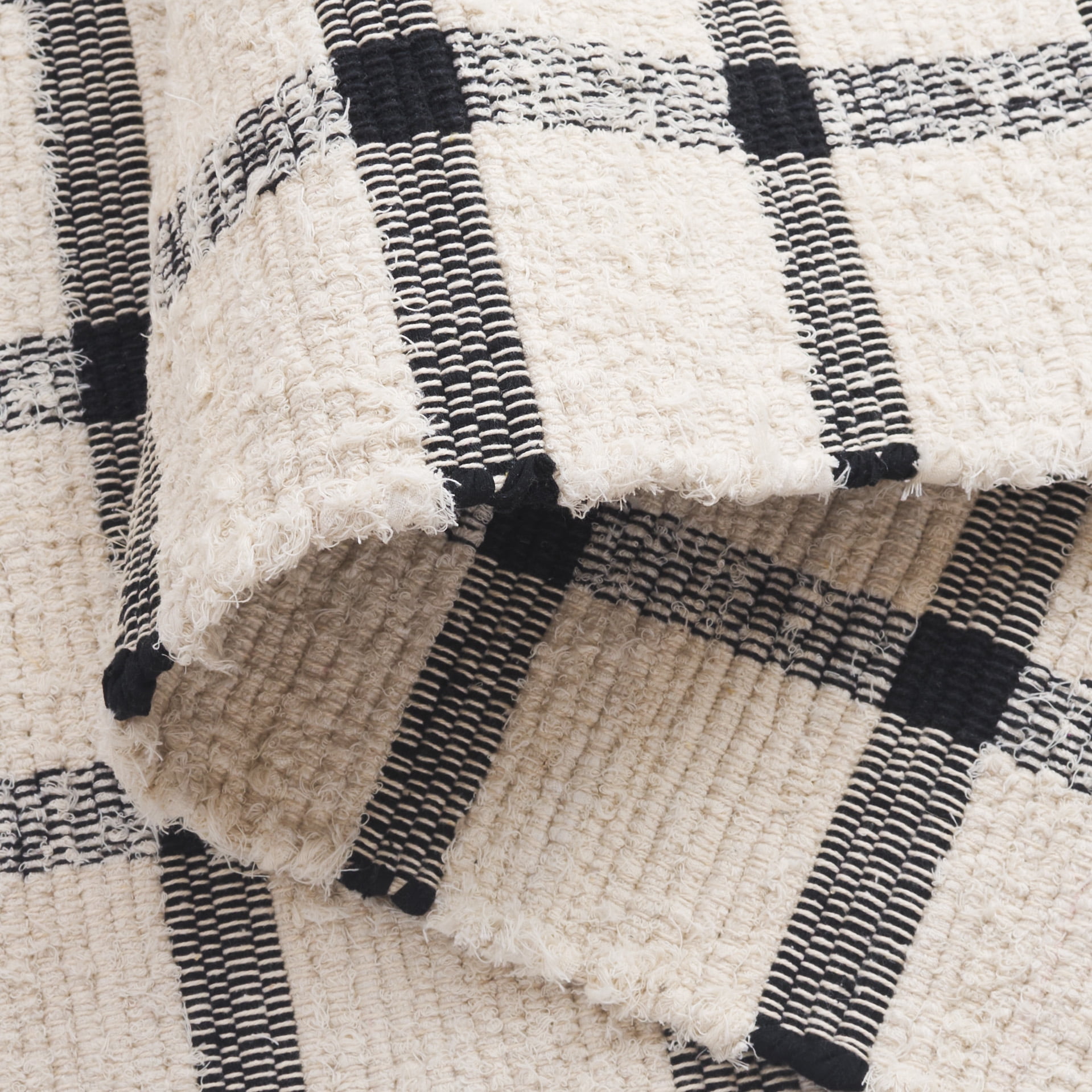 SAFAVIEH Montauk Bevin Checkered Area Rug, Ivory/Black, 6' x 6' Square