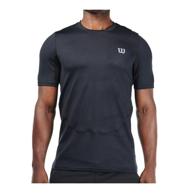 Playera Wilson Talla M Negro de corte ajustado con manga corta y cuello redondo, fabricada en material ligero y transpirable ideal para ropa deportiva para mujer, presenta el logo Wilson en el pecho y costuras reforzadas para mayor durabilidad, adecuada para entrenamientos o actividades al aire libre, también es ideal para uso casual y días de descanso.