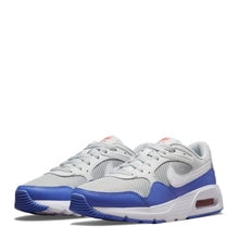 tenis casuales nike para mujer gris 22.5 cm nike air max sc vista 3/4 frontal de par de tenis grises con paneles de malla y superposiciones de piel sintética, Swoosh lateral tonal, entresuela blanca con unidad Air visible en el talón y suela azul; lengüeta con etiqueta retro «Nike» y detalles del Swoosh, a menudo usados como opción de estilo cotidiano y deportivo.