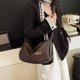 thumbnail image 4 of Bolso Bandolera Informal para Mujer de Piel Sintética, con Correa Ajustable, 34 X 23 X 15 Cm, Color Negro, Caqui y Café (1 Unidad)., 4 of 6