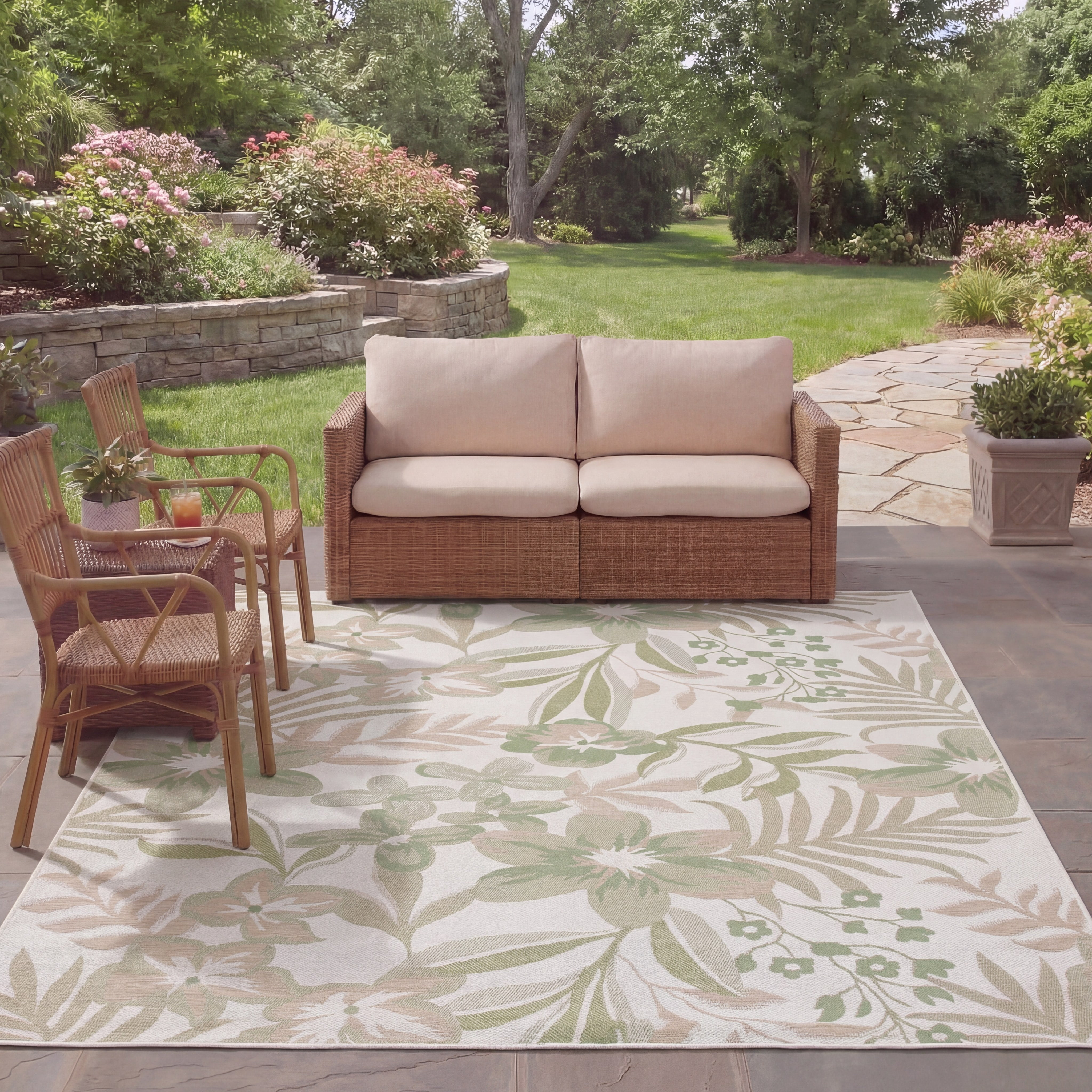 Safavieh Courtyard Gladwin Botanical Indoor/Outdoor Area Rug, Ivory/Green, 5'3" x 7'7"