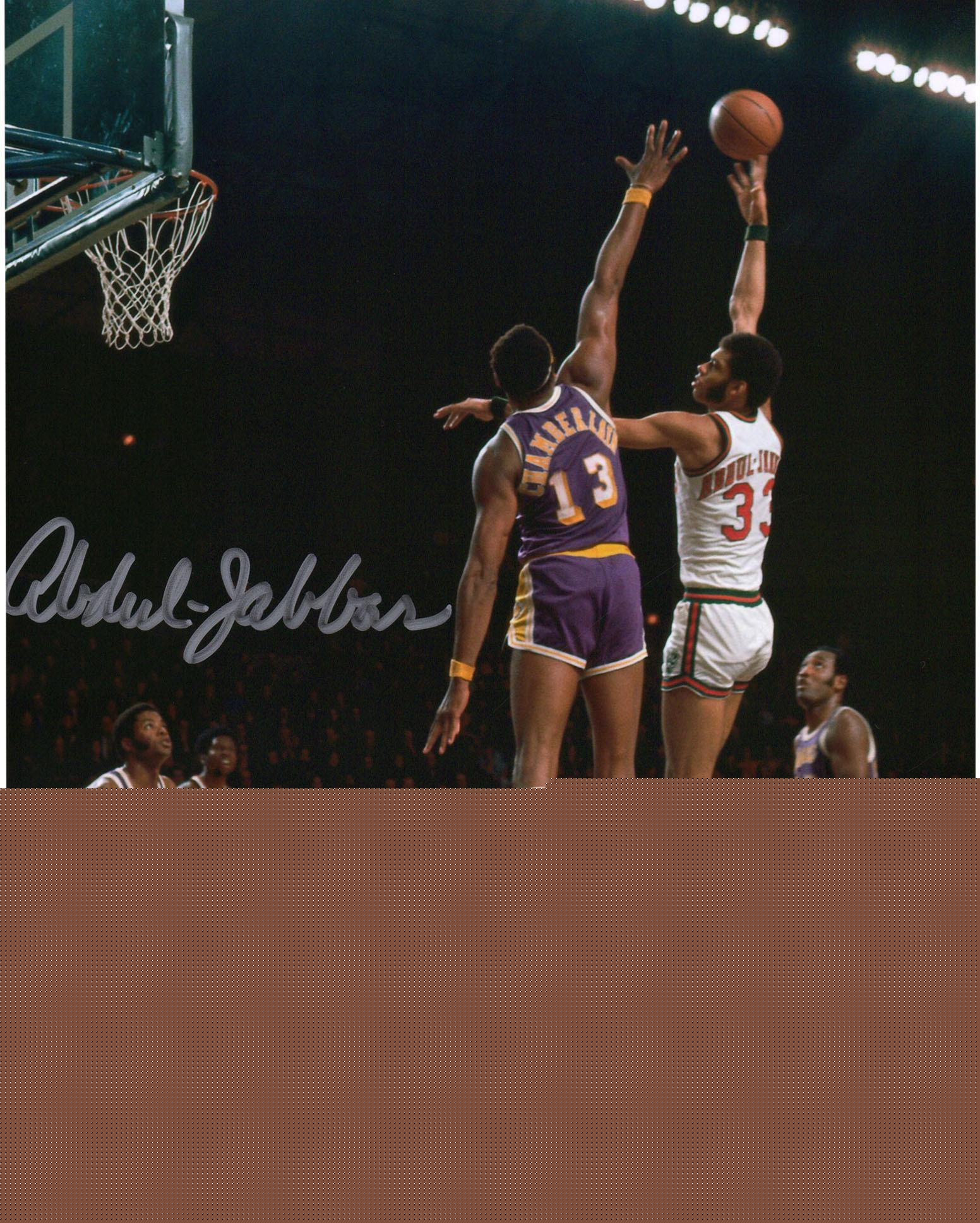 Kareem Abdul-Jabbar Milwaukee Bucks Autographed 8" x 10" Sky Hook Photograph - Fanatics Authentic Certified
