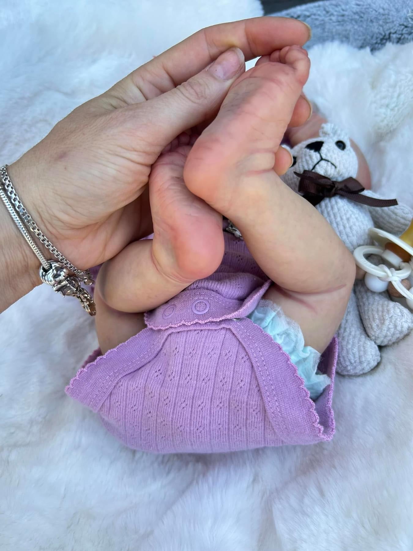 Realistic Reborn Baby Dolls 18 inch Cloth Body Sweet Sleeping Real Life Baby Lifelike Baby Dolls with Outfit & Feeding Toy for Age 3 and Up