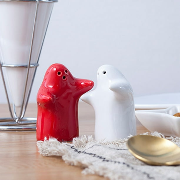Aofa 2Pcs Salt and Pepper Shakers Cute Decorative Novelty Hugging Shakers Couple Set Modern and Vintage Hug Design Easy to Refill Dispense