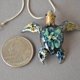 thumbnail image 5 of Collar con colgante de tortuga marina verde hawaiana Honu de cristal JAMW, 5 of 5