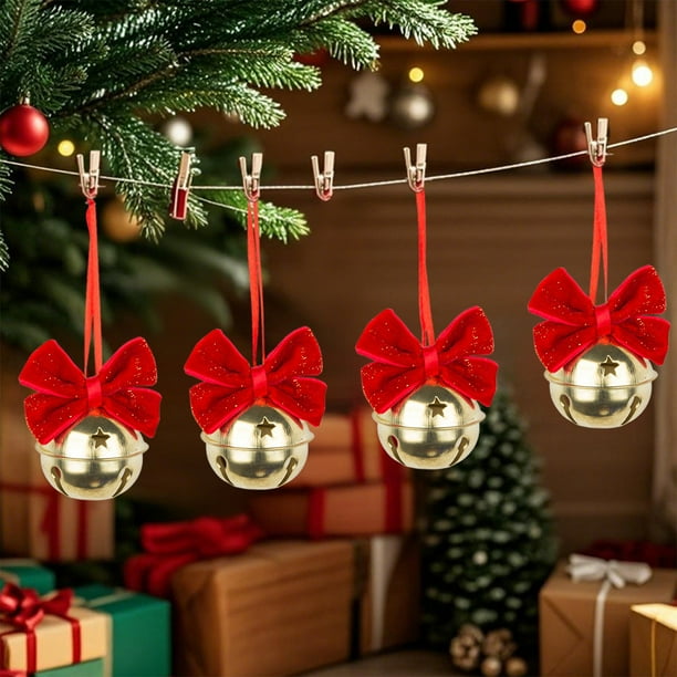 Adornos navideños con campanas de terciopelo rojo y lazos de hierro forjado para crear un ambiente festivo.