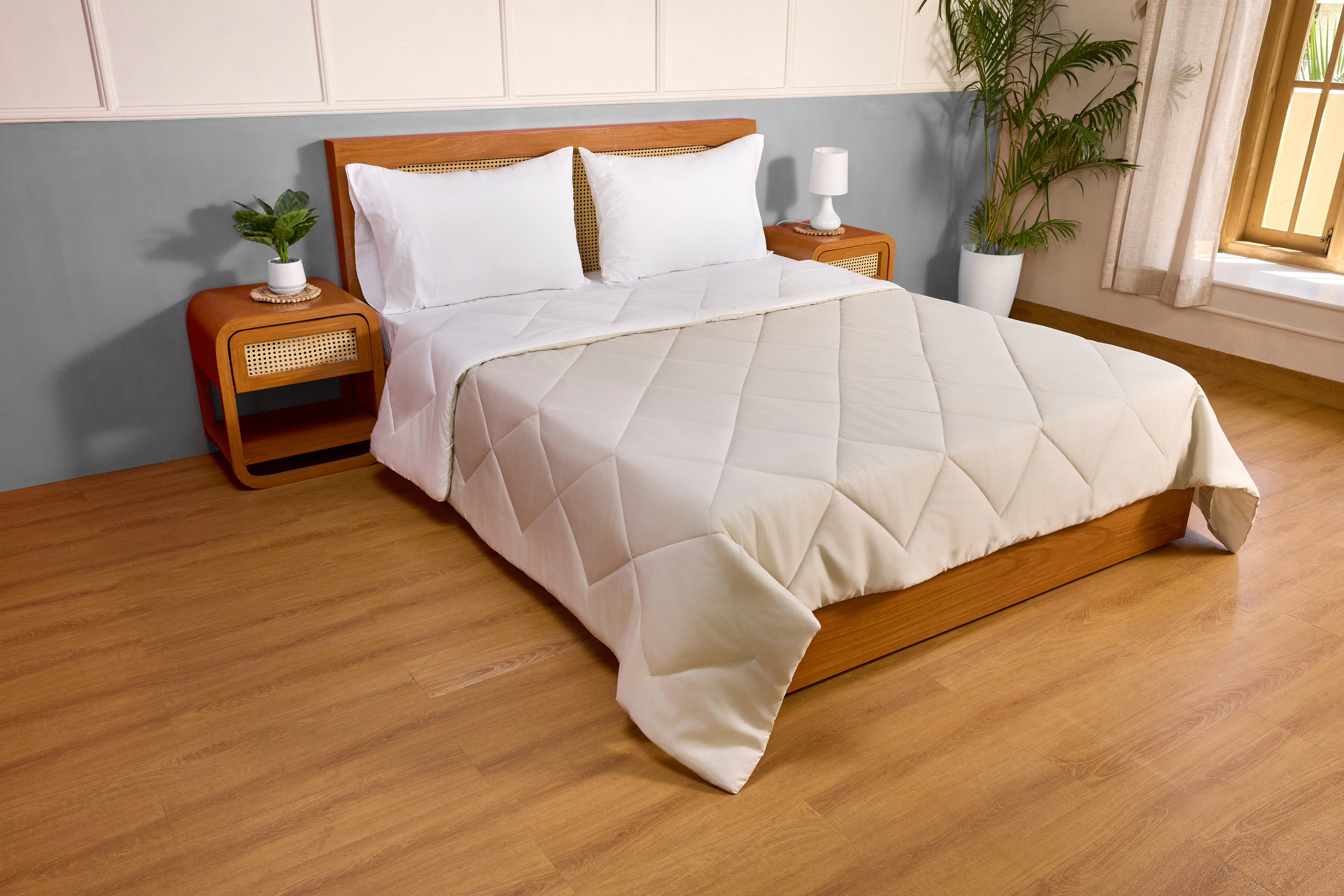 Mainstays King Comforter, All-Season Reversible Microfiber, Beige / Ivory