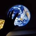 thumbnail image 4 of Kuymtek Lámpara de proyector Moon Earth Lámpara de mesa de dormitorio de niña de proyección recargable USB, 4 of 8