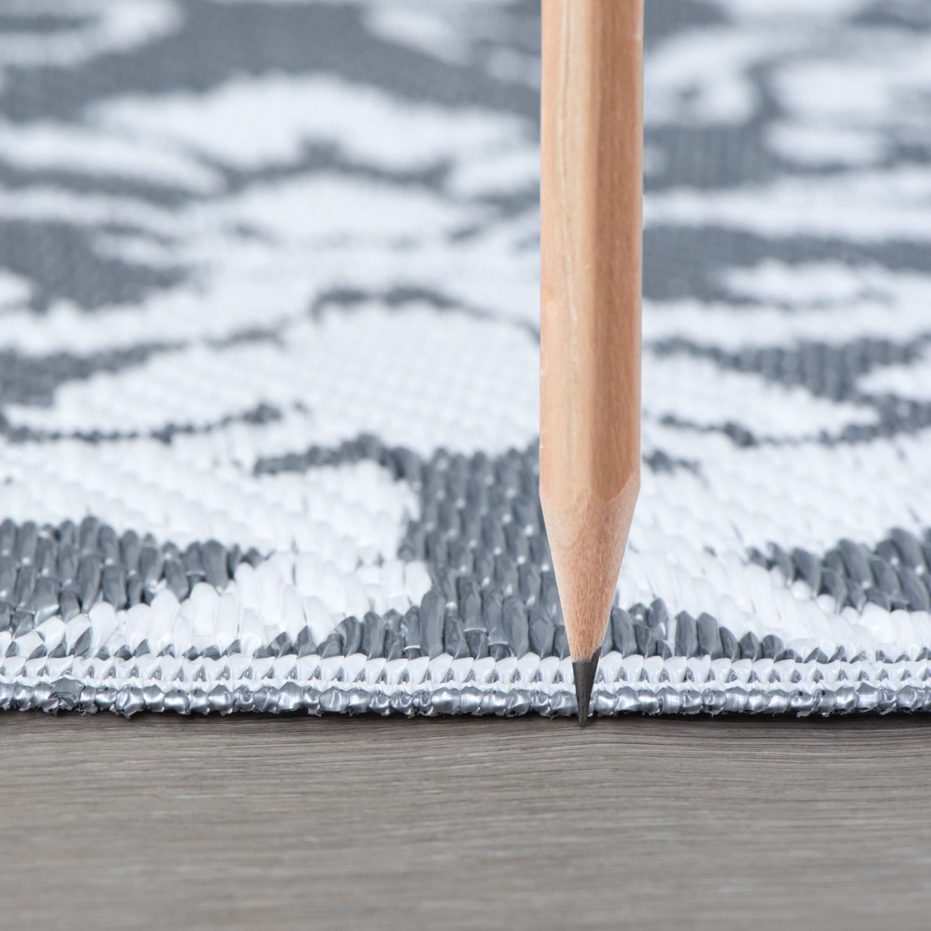 8x10 Reversible Gray and White Polypropylene Outdoor Scroll Area Rug