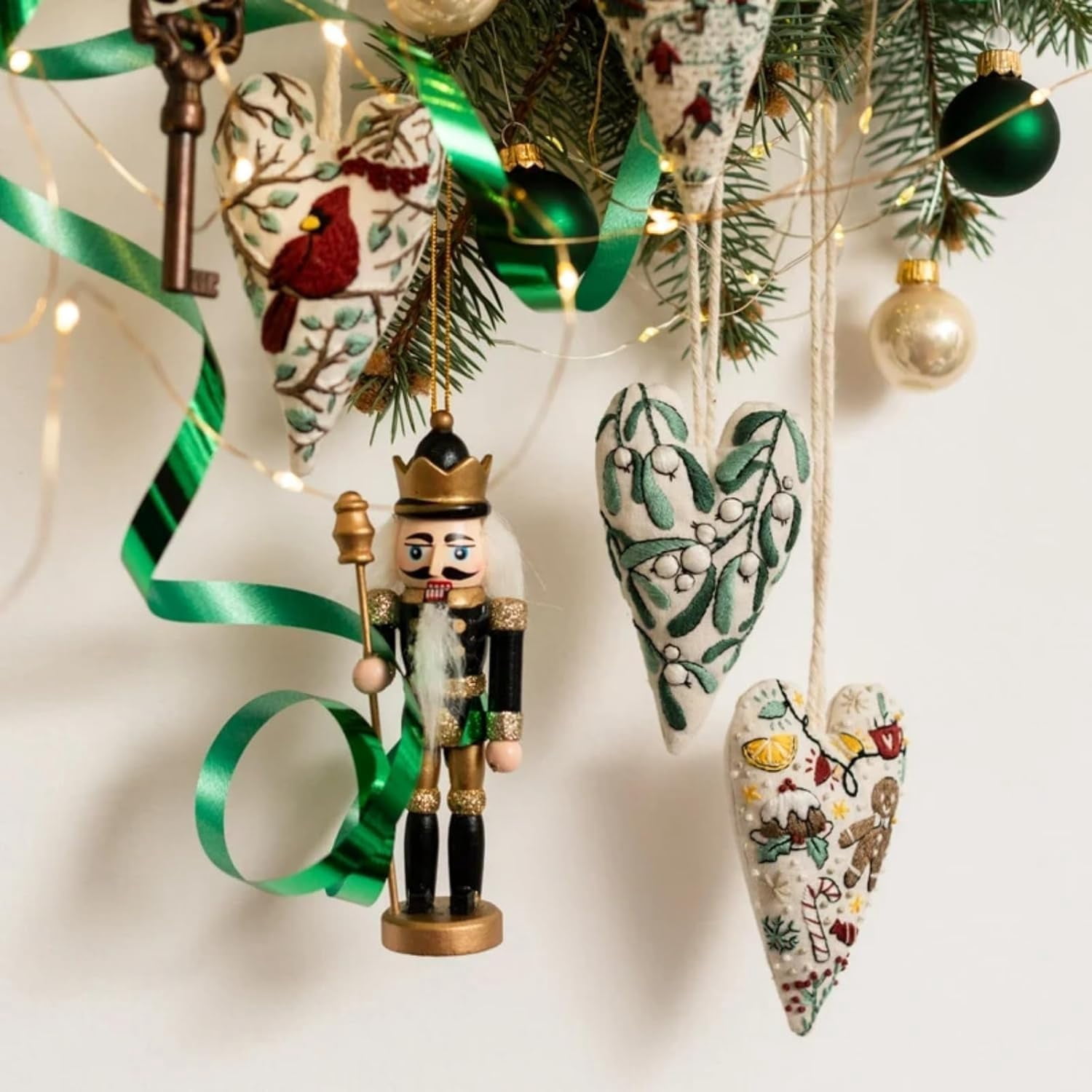 DIY Heart Embroidery Christmas Decoration,Hand Embroidery Christmas Ornaments Kits,DIY Heart Cross Stitch Kits with Needles and Thread,Christmas Patterns Heart Embroidery Kit for Beginners (8*PCS)