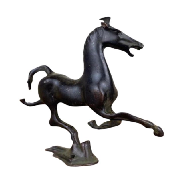 Ornamento de arte de caballo galopante de latón Pequeña estatua de animales coleccionables adornos de té Pet para el coche Desk Design Decoración de