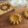 thumbnail image 4 of Molde de madera para galletas, molde para hornear 3D, herramienta para hornear con decoración artesanal en relieve, cocina DIY (10*10*2), 4 of 5