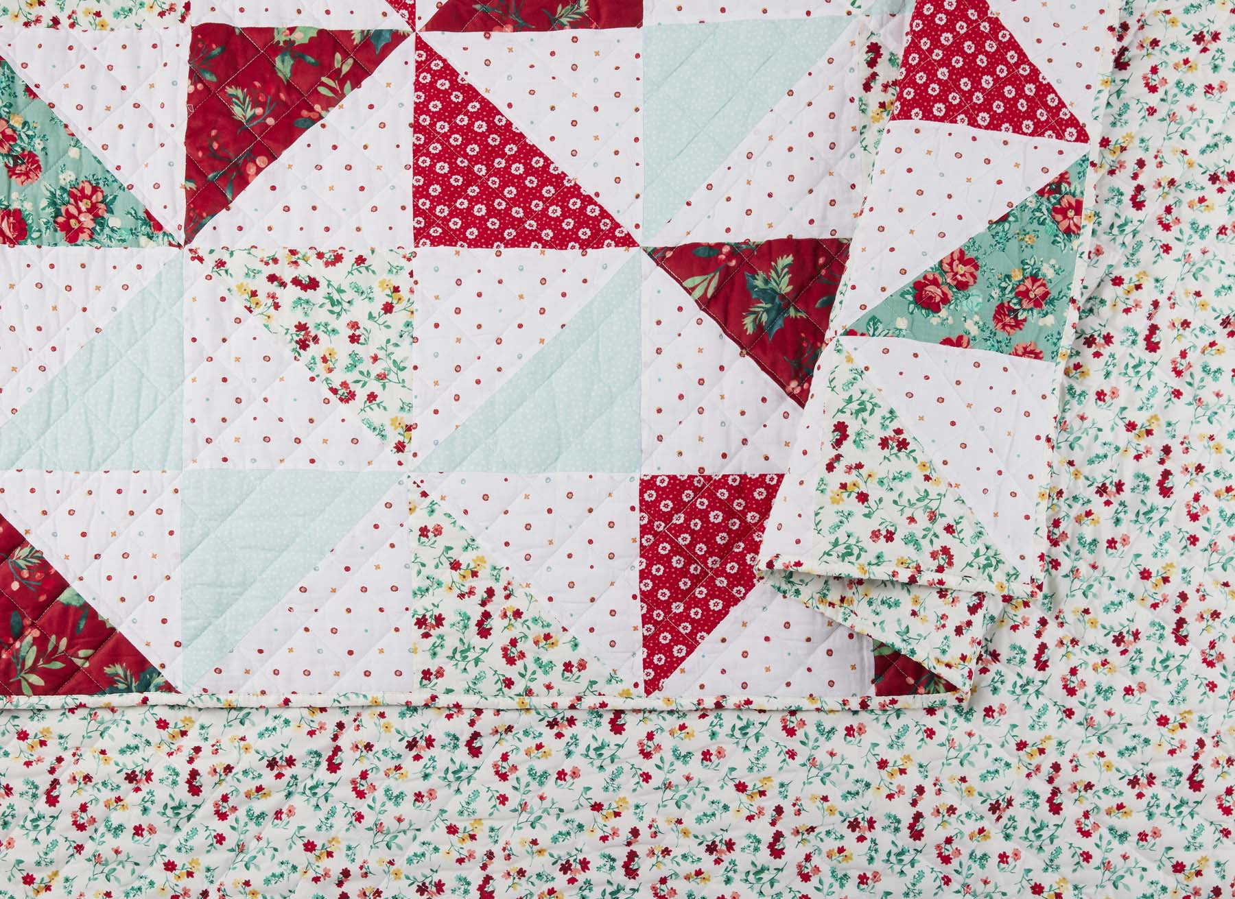 The Pioneer Woman Holiday Multi-Color Cotton Pinwheel 3-Piece King Quilt Set