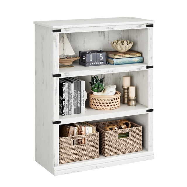 40-pulgada de altura blanca estilo rural de madera estante de libros: 3 niveles almacenamiento estantes para sala de estar & oficina en casa estantería blanca de 3 niveles, vista frontal con acabado efecto veta y remates metálicos oscuros; muestra libros, accesorios decorativos y canastas tejidas en los estantes; incluye kit anti-caída para fijar a la pared; también se usa a menudo como mueble auxiliar para almacenamiento de oficina o sala.