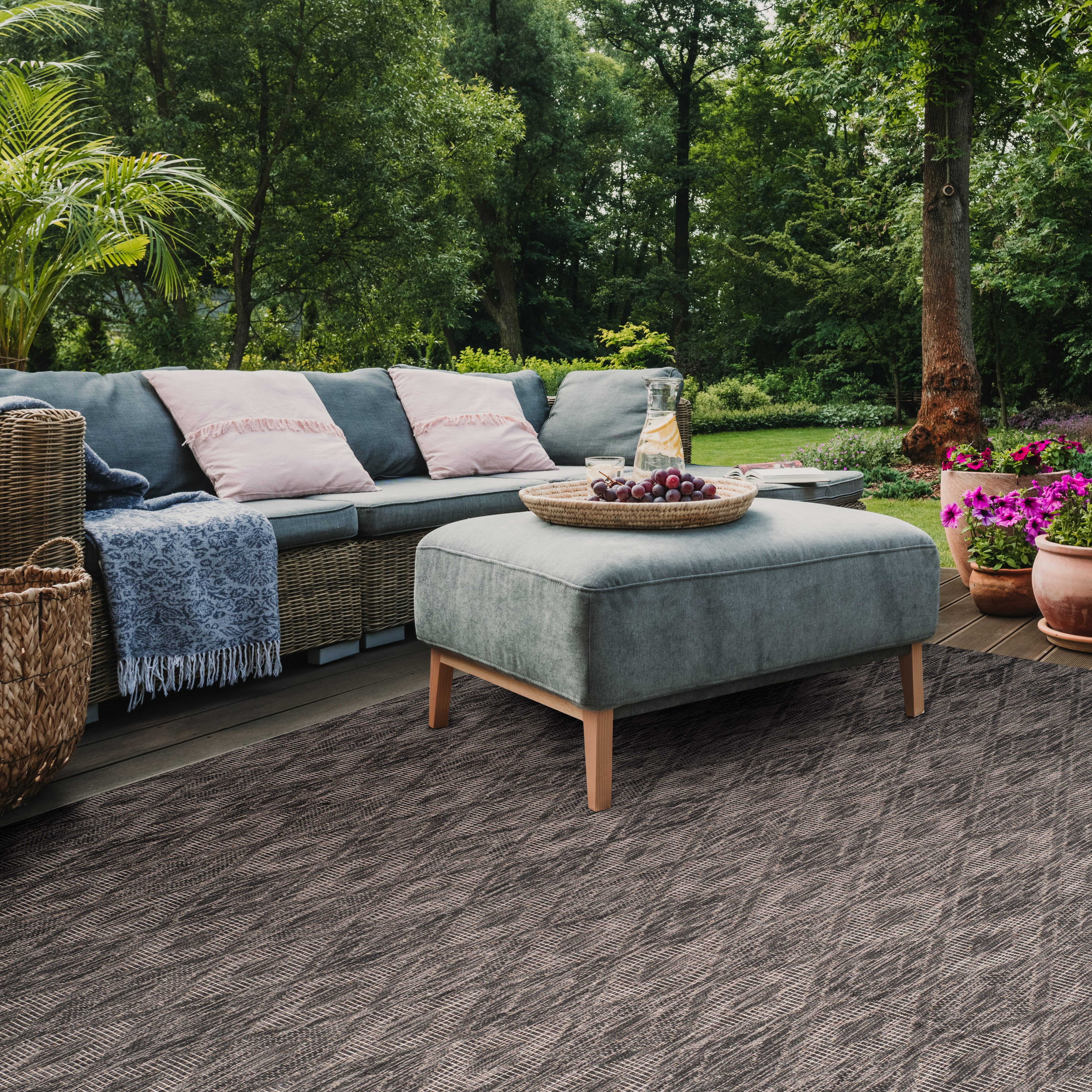 Safavieh Courtyard Teodor Geometric Indoor/Outdoor Area Rug, Black, 4' x 5'7"
