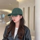 thumbnail image 4 of Gorra de béisbol de verano para mujer, ajustable, con circunferencia de 54 a 60 cm, suave, con visera curva retro, color sólido, 4 of 5
